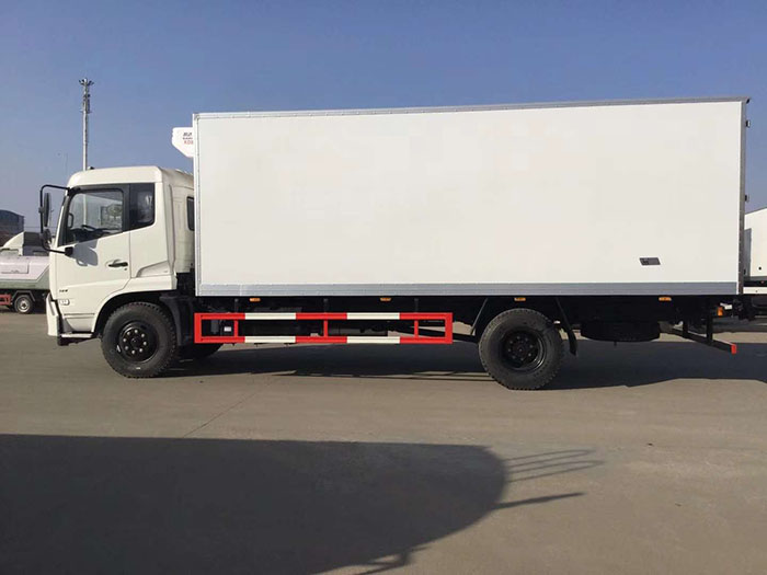 东风天锦6.55米肉钩冷藏车