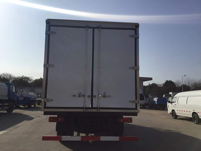 东风天锦6.55米肉钩冷藏车
