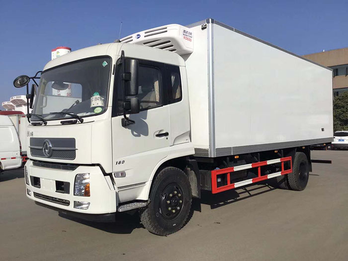 东风天锦6.55米肉钩冷藏车