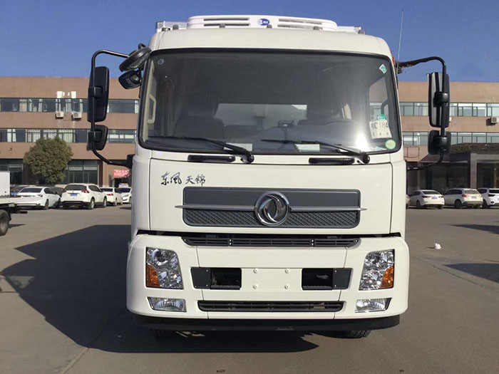 东风天锦6.55米肉钩冷藏车