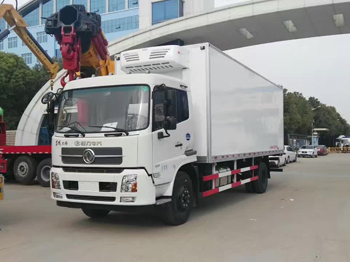 东风天锦7.8米水果运输车