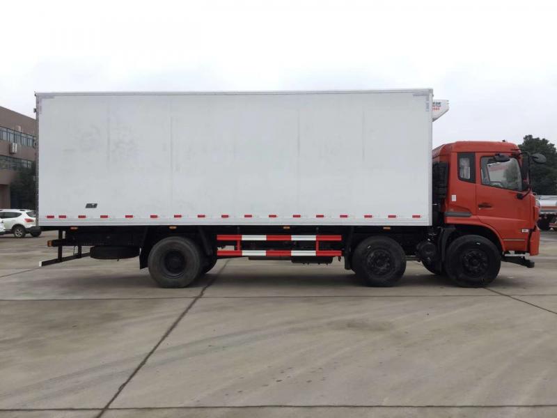 东风天锦8.6米前四后四冷藏车