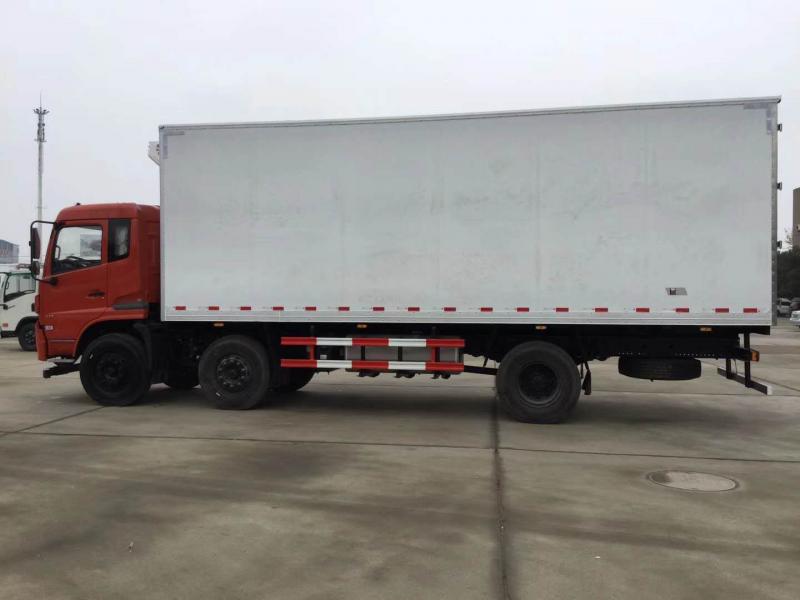 东风天锦8.6米前四后四冷藏车