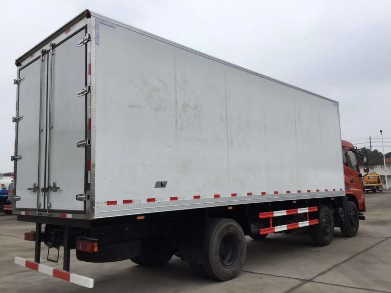 东风天锦8.6米前四后四冷藏车