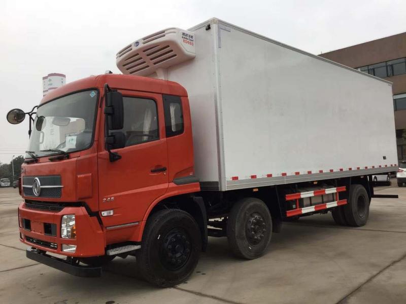 东风天锦8.6米前四后四冷藏车