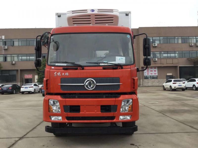东风天锦8.6米前四后四冷藏车