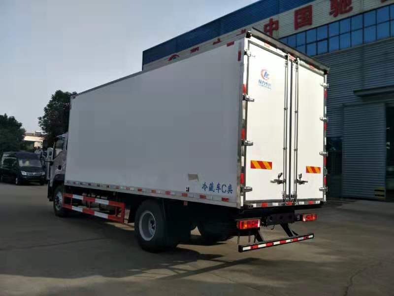 福田欧马可S5肉钩冷藏车6.6米