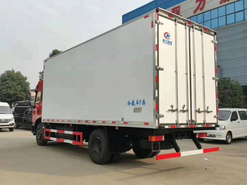 东风天锦6.8米高顶双卧冷藏车