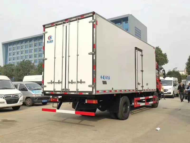 东风天锦6.8米高顶双卧冷藏车