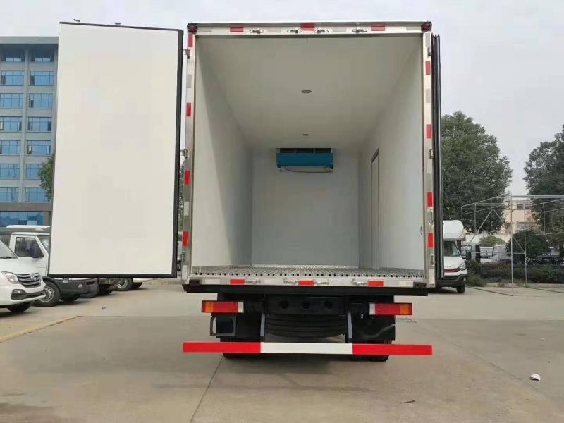 东风天锦6.8米高顶双卧冷藏车