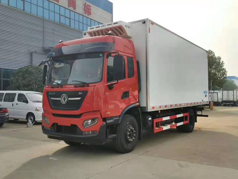 东风天锦6.8米高顶双卧冷藏车