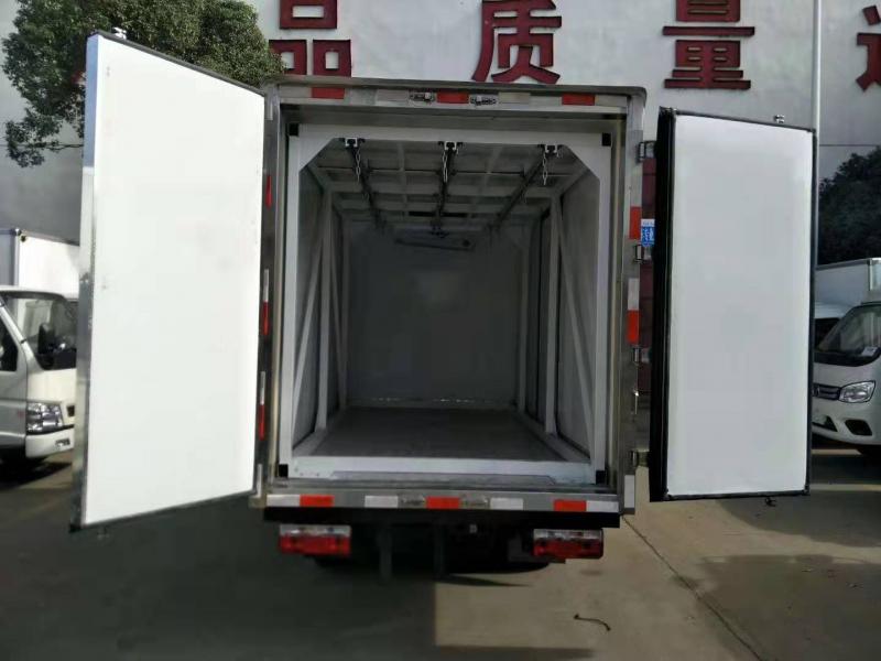 国六东风途逸小型3.5米冷冻车带肉勾