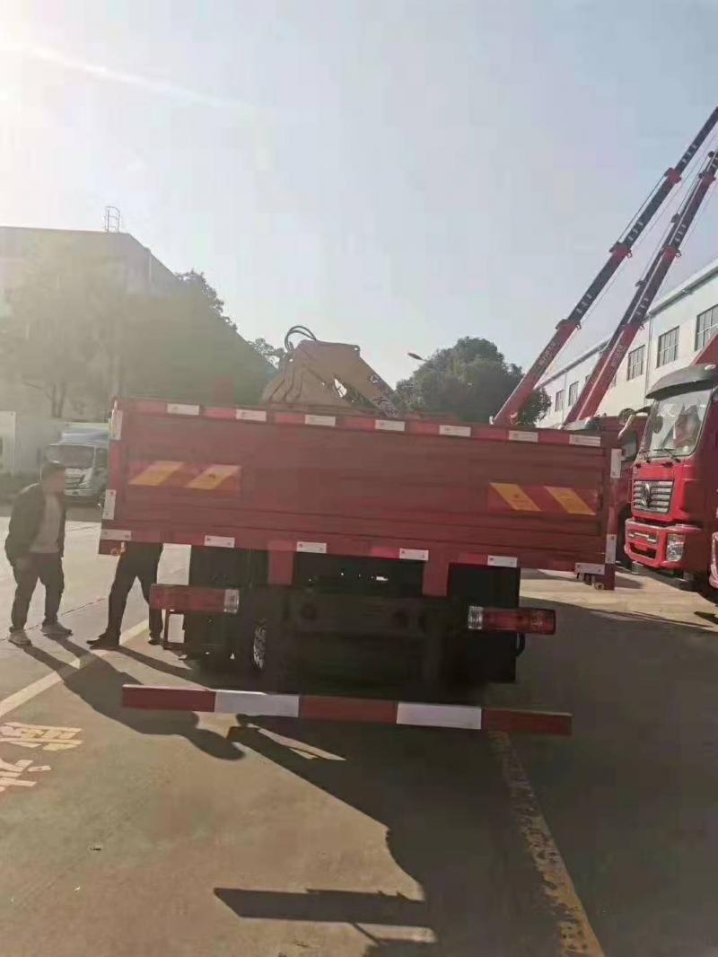 解放牌单桥8吨折臂徐工随车起重机