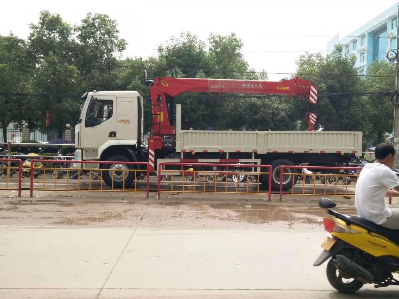 东风柳汽乘龙8-10吨随车起重运输车国六