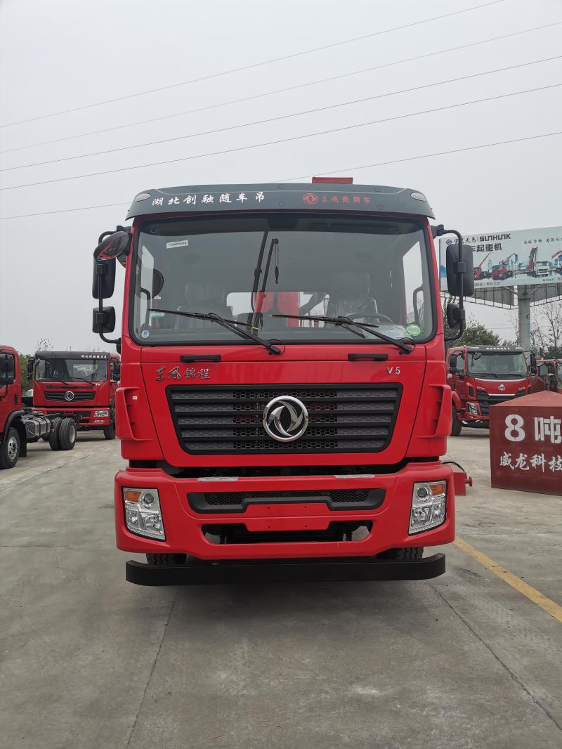 东风前四后八随车起重运输车