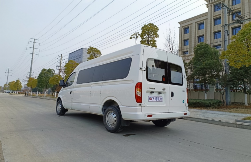 大通V80中轴中顶柴油版（监护型伤残运送车）