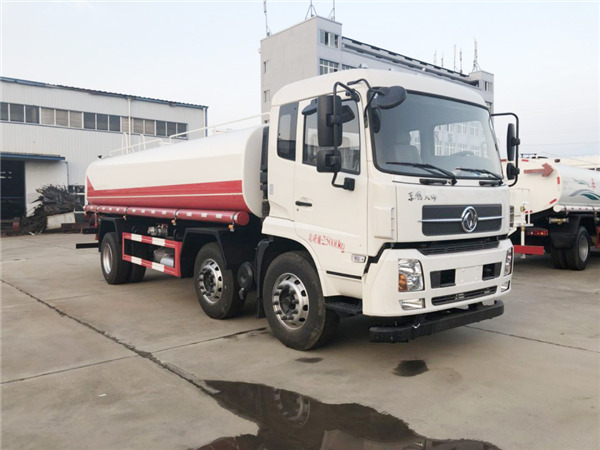 东风天锦小三轴洒水车