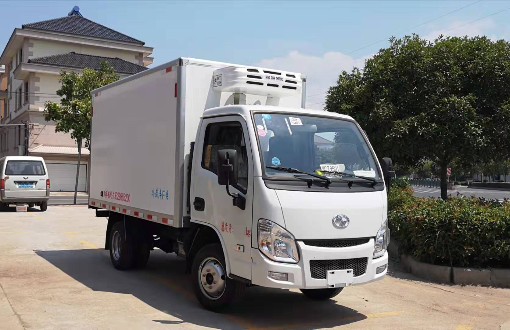 跃进货箱3.2米冷藏车