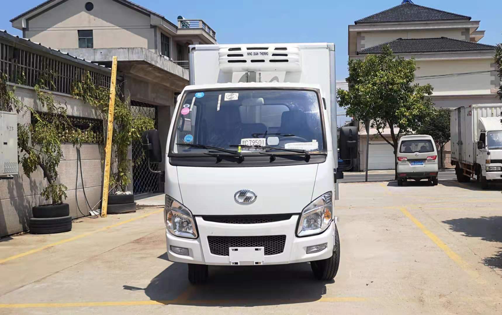 跃进货箱3.2米冷藏车