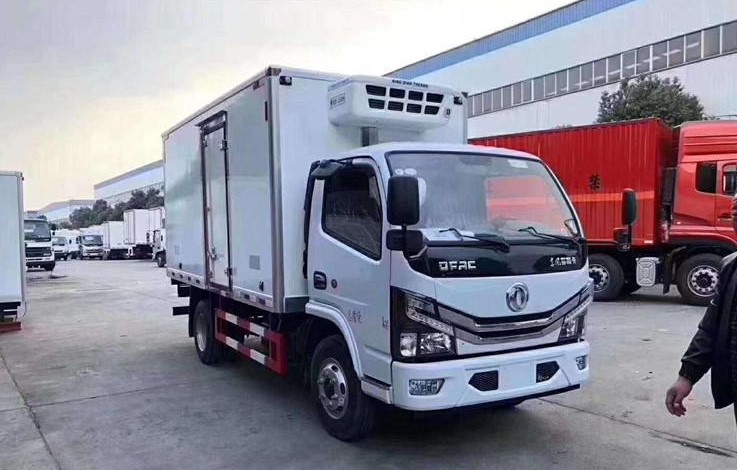 东风多利卡货箱4.1米冷藏车