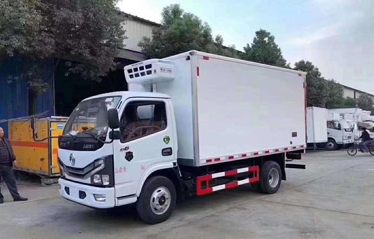 东风多利卡货箱4.1米冷藏车