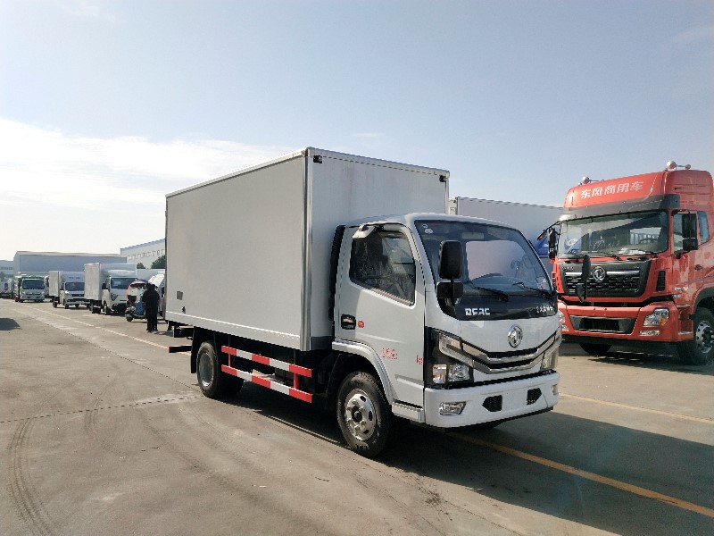 东风多利卡货箱4.1米冷藏车