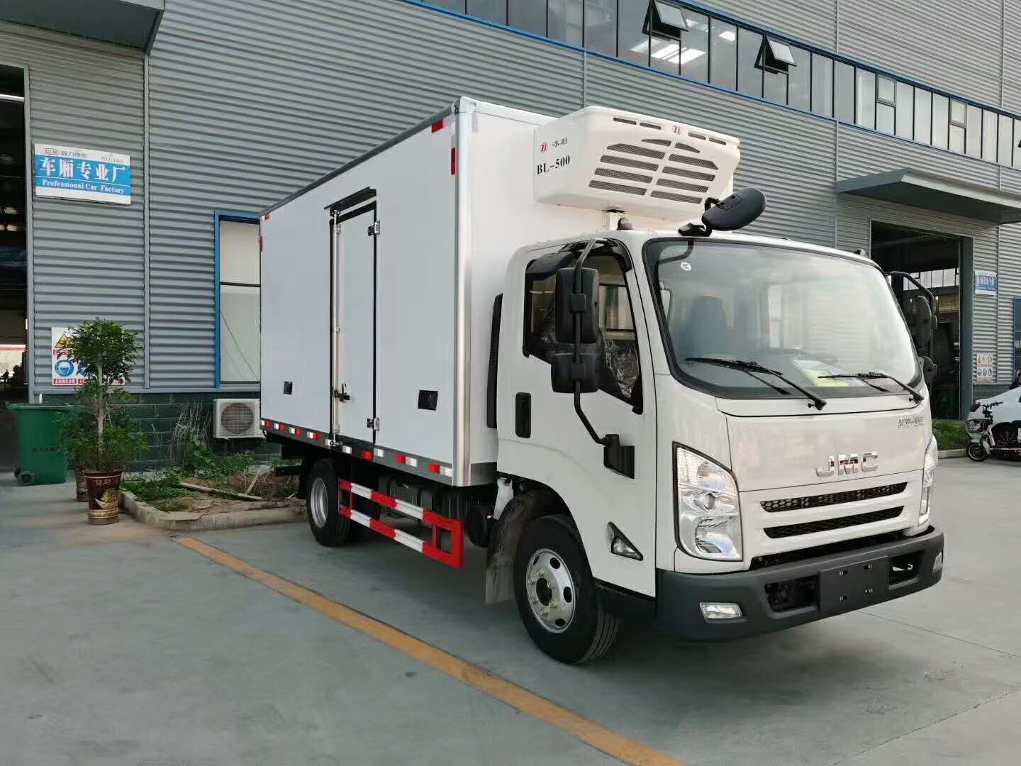 江铃宽体货箱4.1米冷藏车