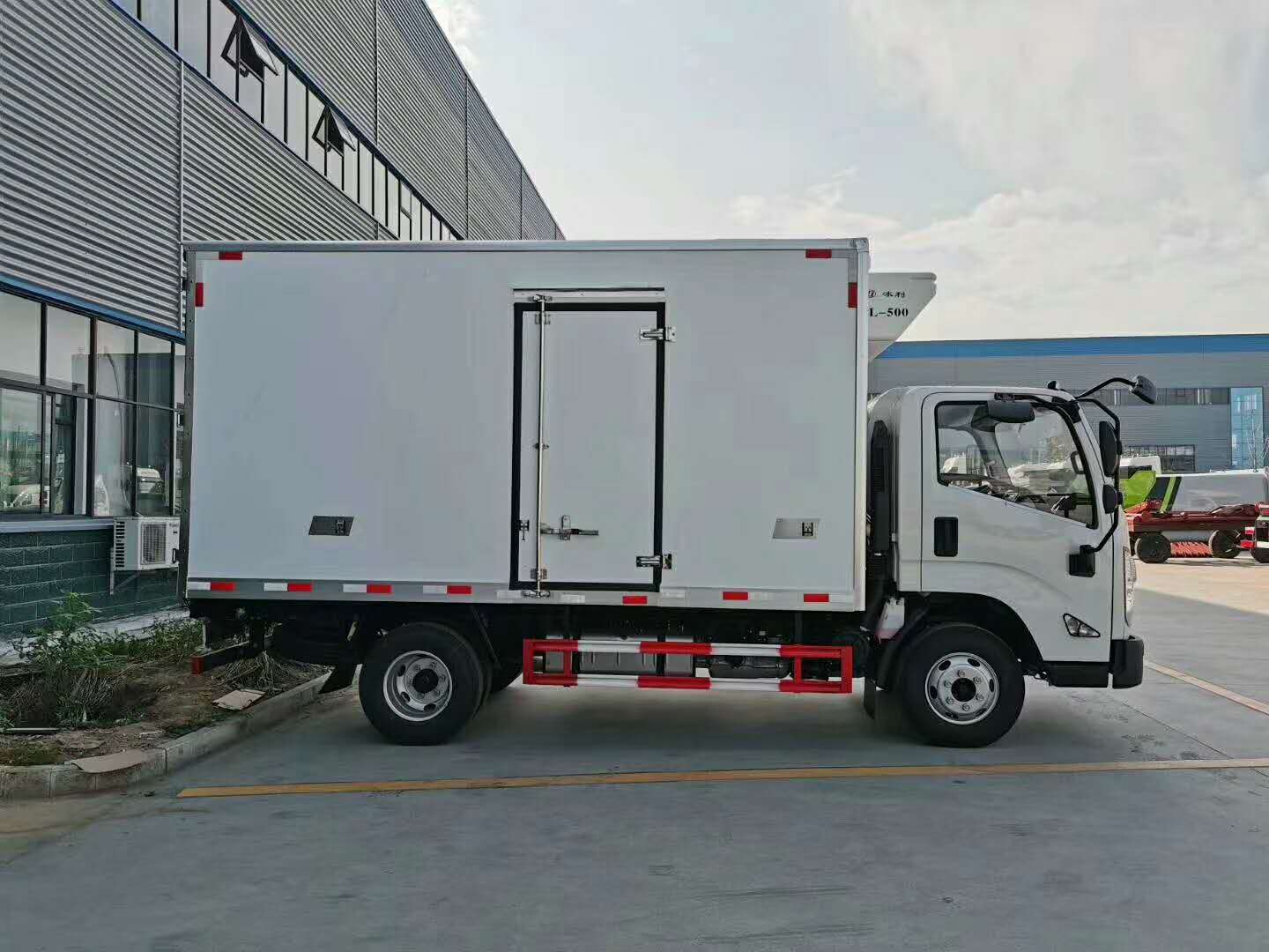 江铃宽体货箱4.1米冷藏车
