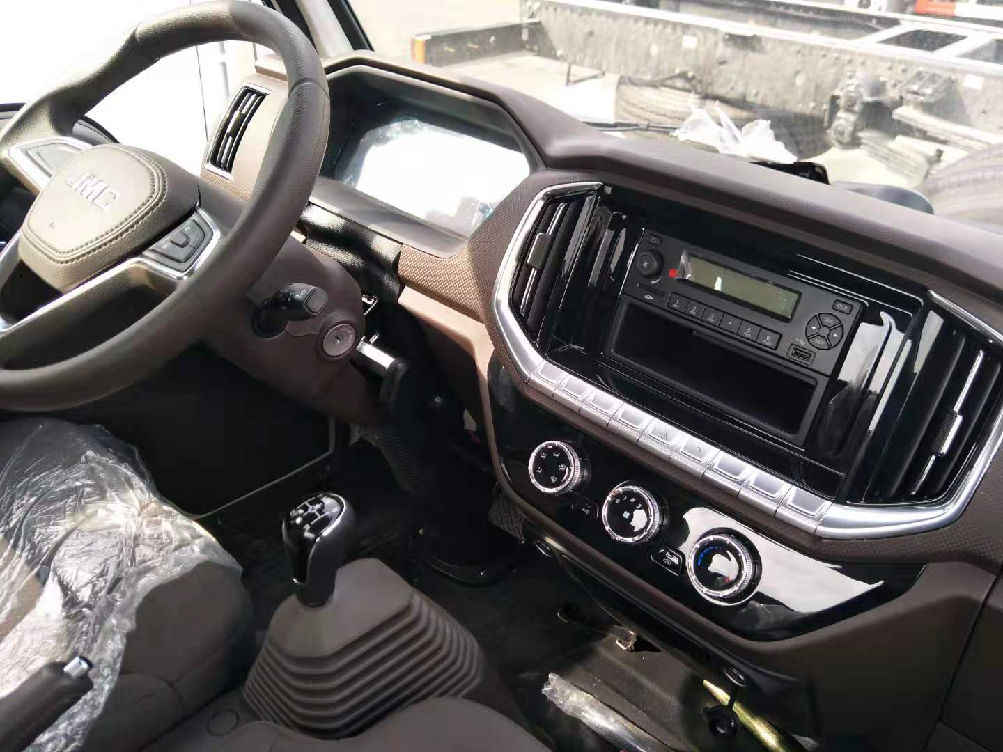 江铃宽体货箱4.1米冷藏车