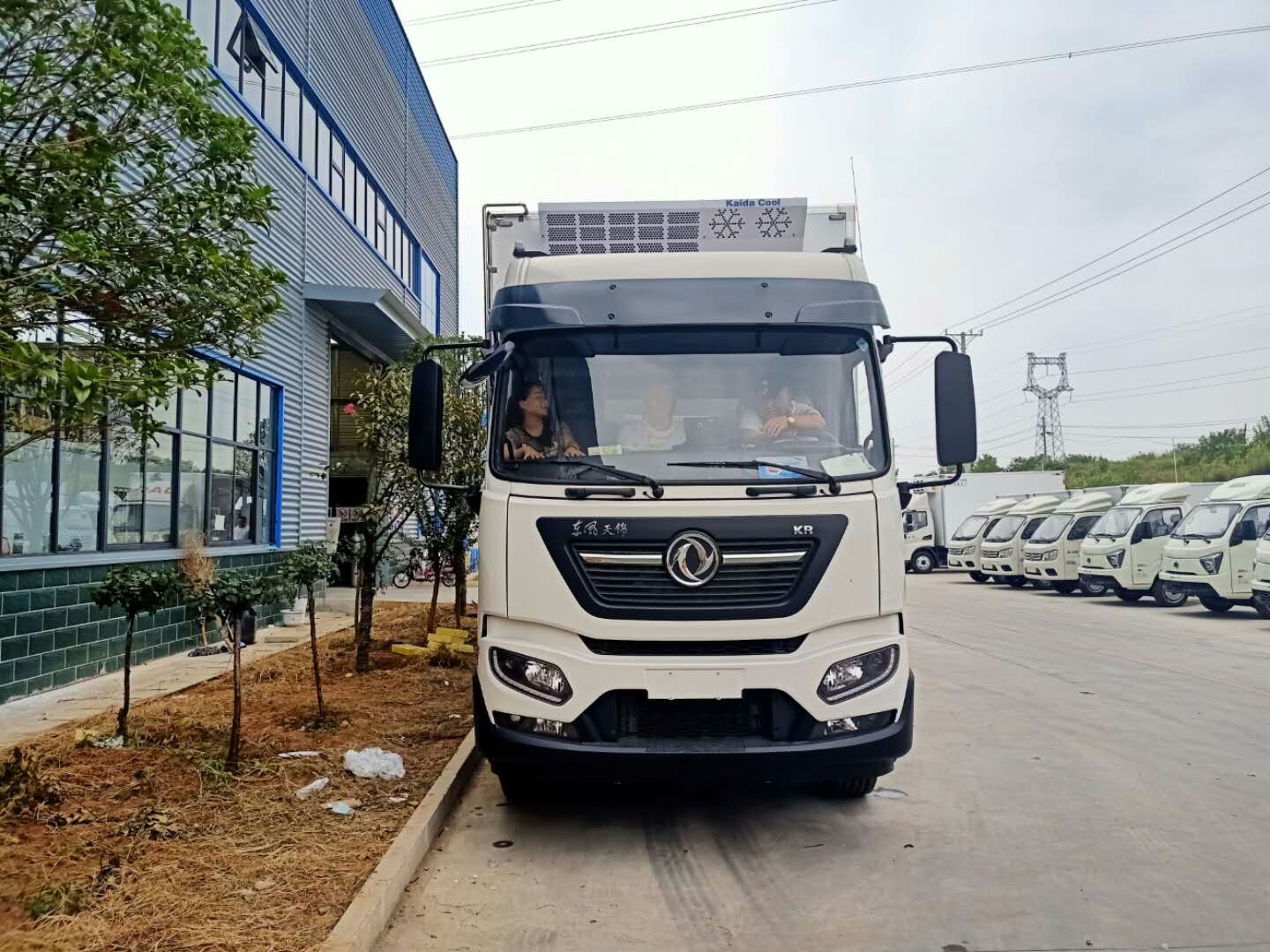 东风天锦货箱6.6米冷藏车