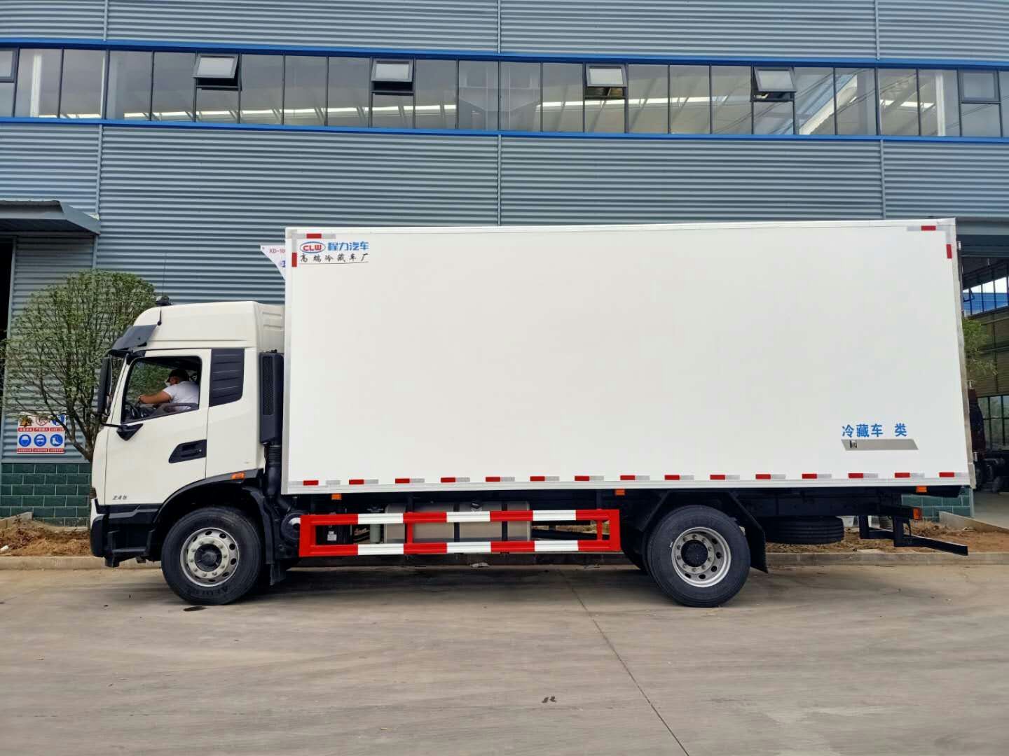 东风天锦货箱6.6米冷藏车
