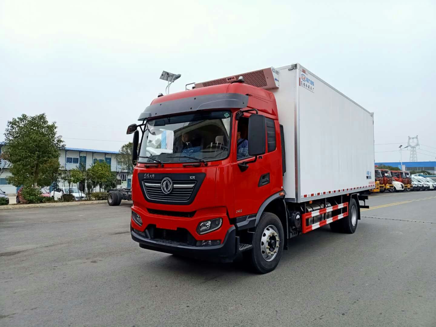 东风天锦货箱7.5米冷藏车