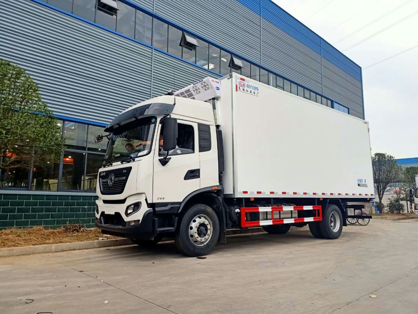 东风天锦货箱7.5米冷藏车