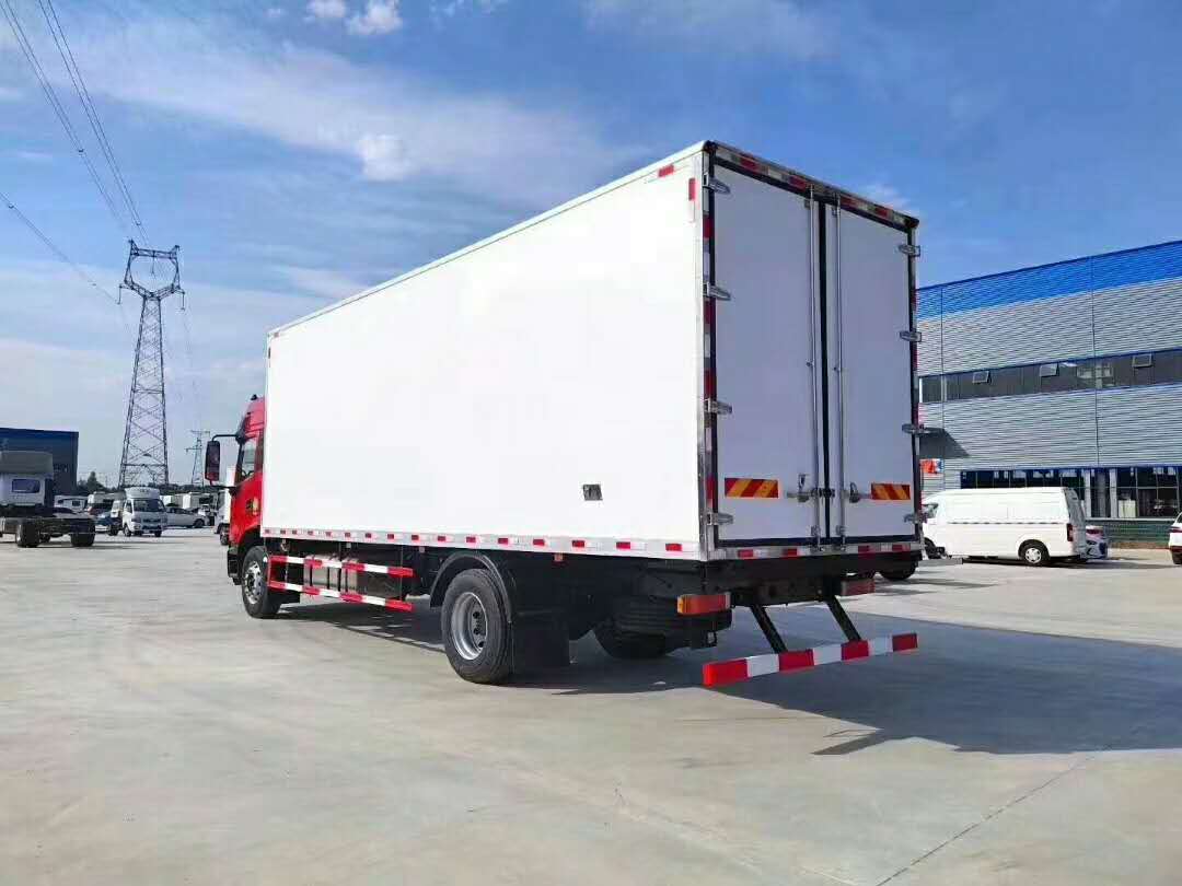 东风天锦货箱7.8米冷藏车
