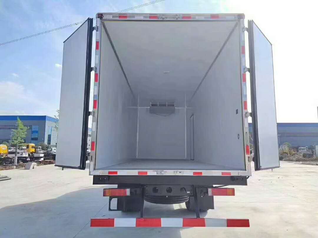 东风天锦货箱7.8米冷藏车