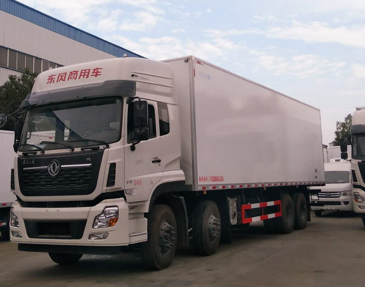 东风天龙前四后八货箱9.5米冷藏车