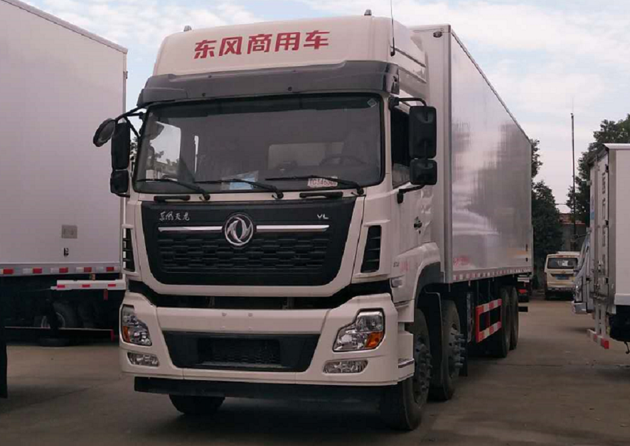 东风天龙前四后八货箱9.5米冷藏车