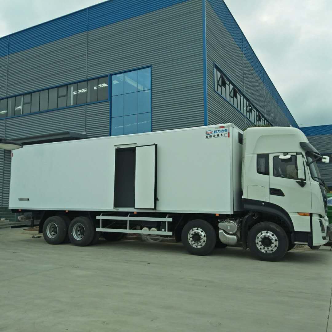 东风天龙前四后八货箱9.5米冷藏车
