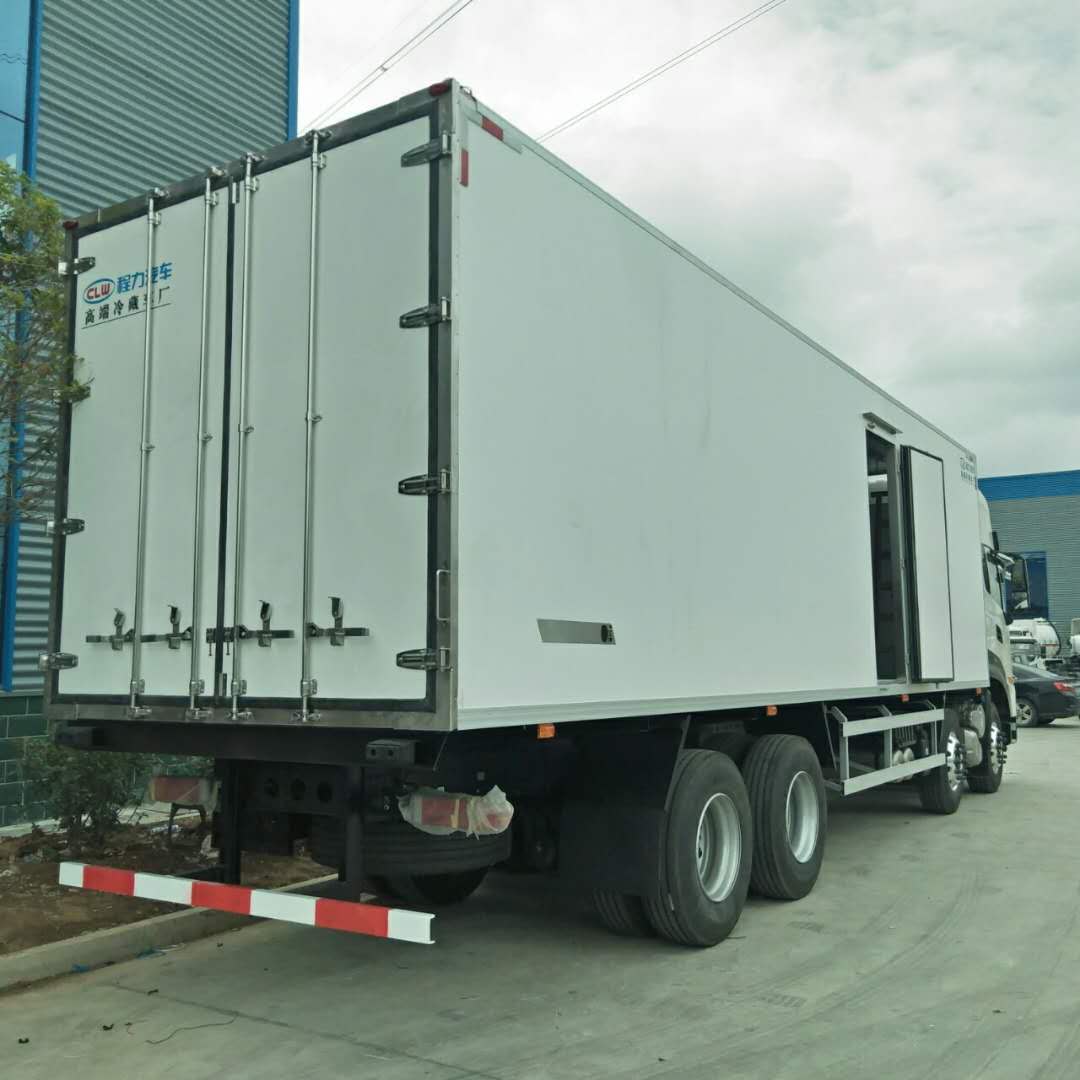 东风天龙前四后八货箱9.5米冷藏车
