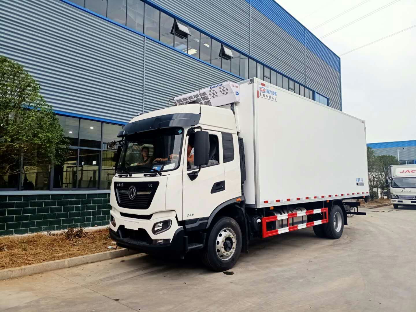东风天锦货箱6米冷藏车