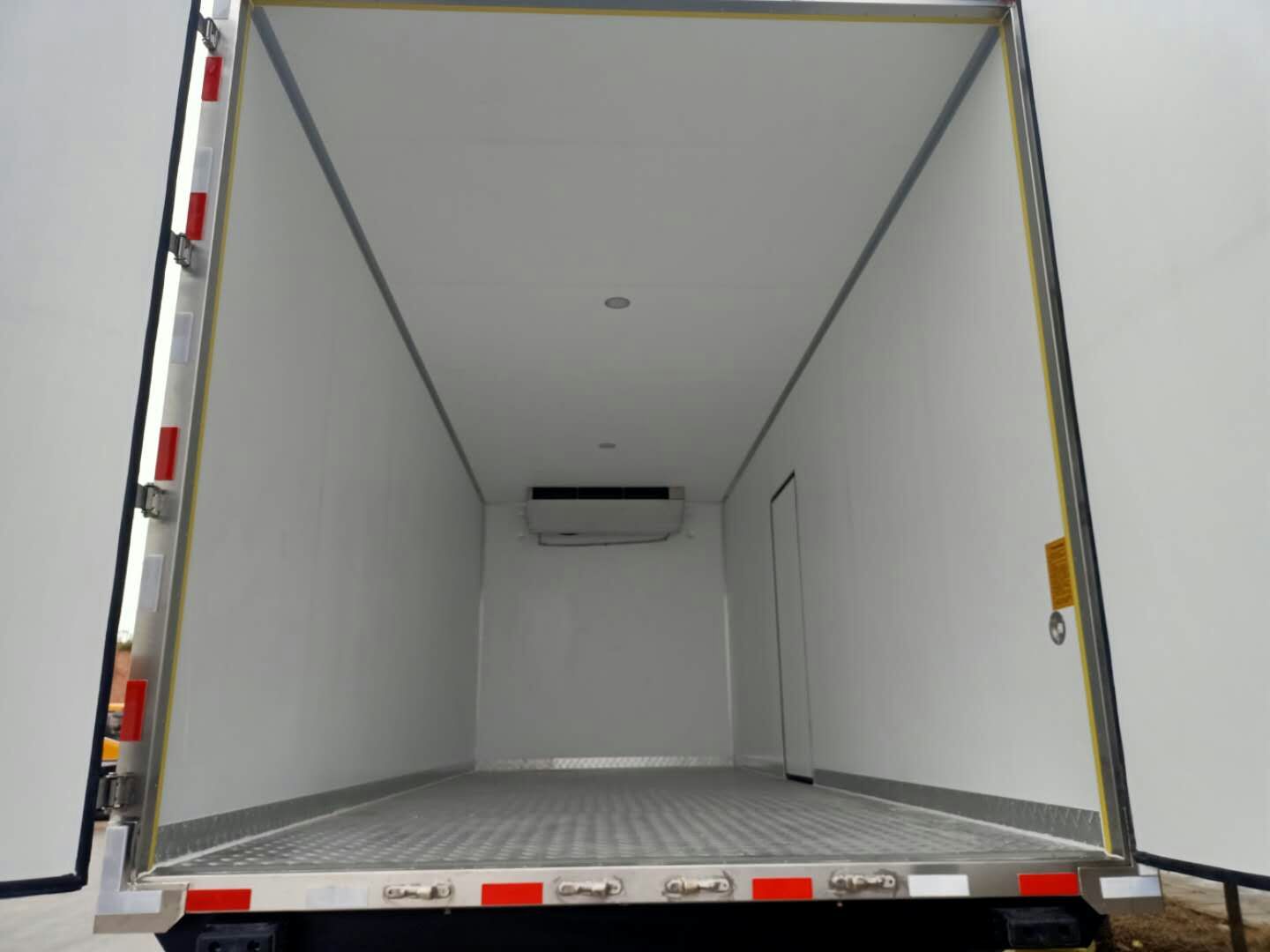 东风天锦货箱6米冷藏车