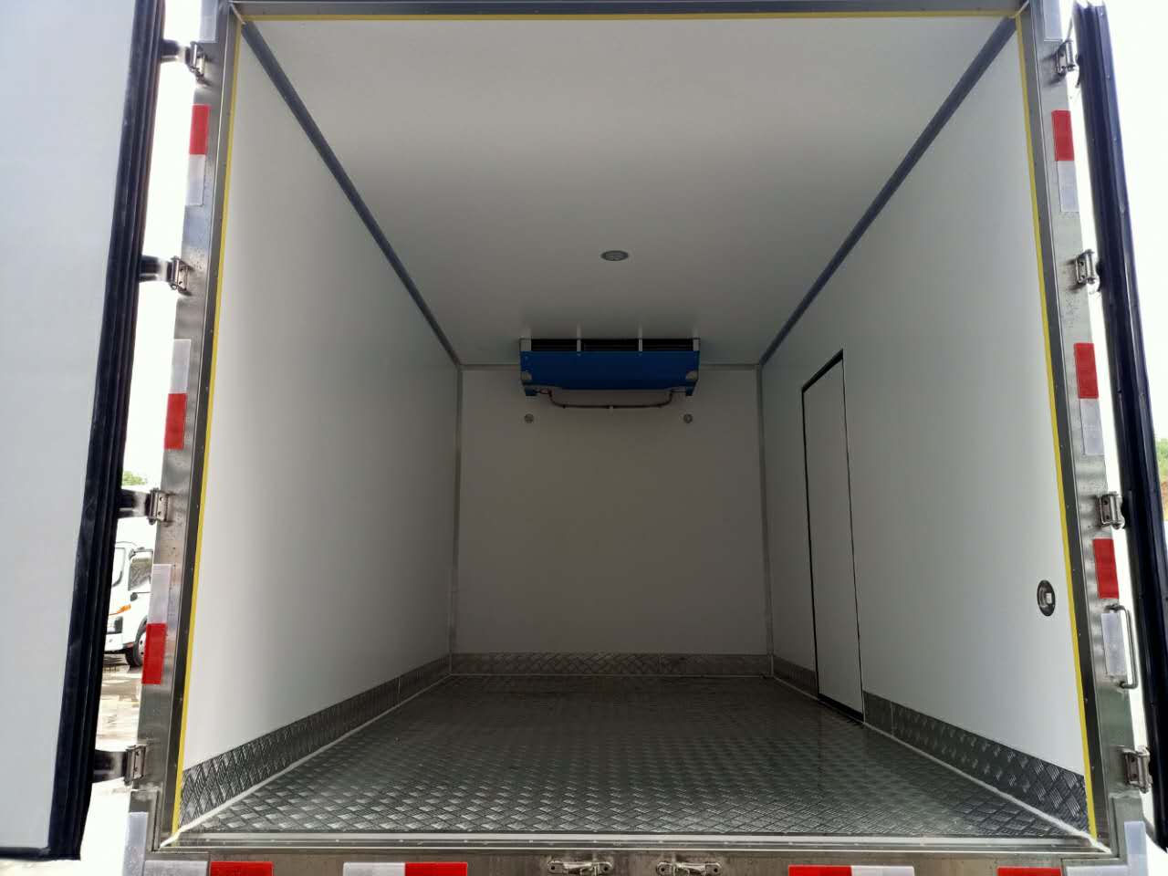 福田奥铃货箱4.1米冷藏车