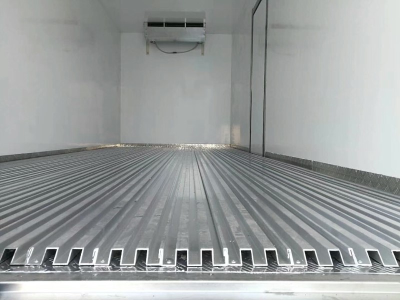 福田欧马可货箱7.6米冷藏车