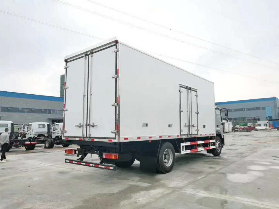 福田欧马可货箱7.7米冷藏车