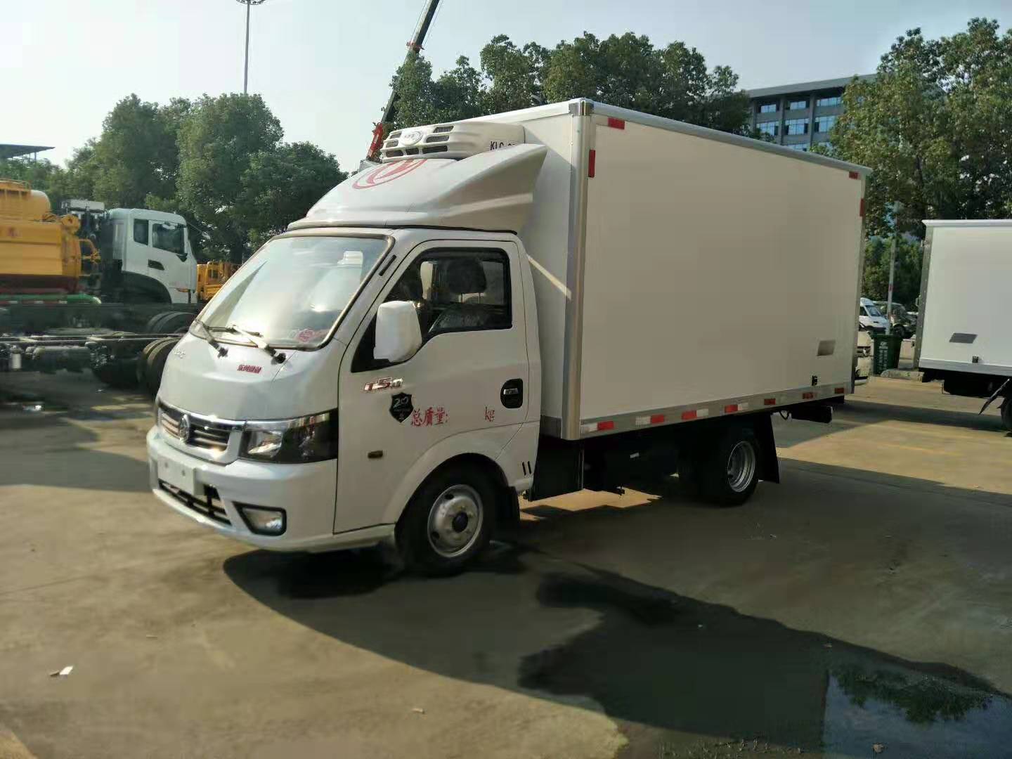 东风逸途货箱3.5米冷藏车