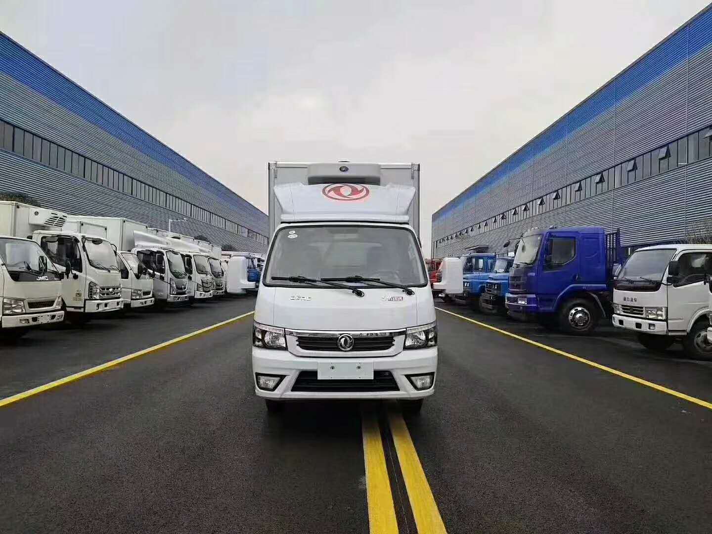 东风逸途货箱3.5米冷藏车