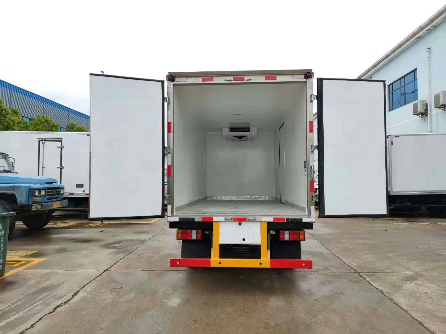 东风逸途货箱3.5米冷藏车