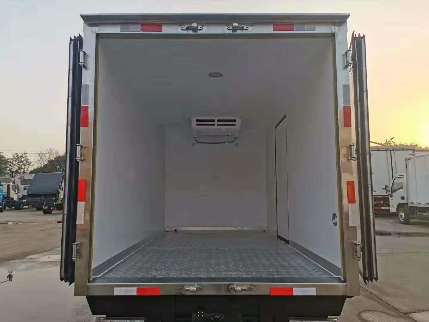 长安跨越货箱3米冷藏车