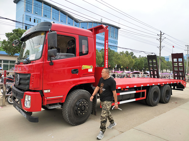 东风后八轮d17挖机拖板运输车240马力发车