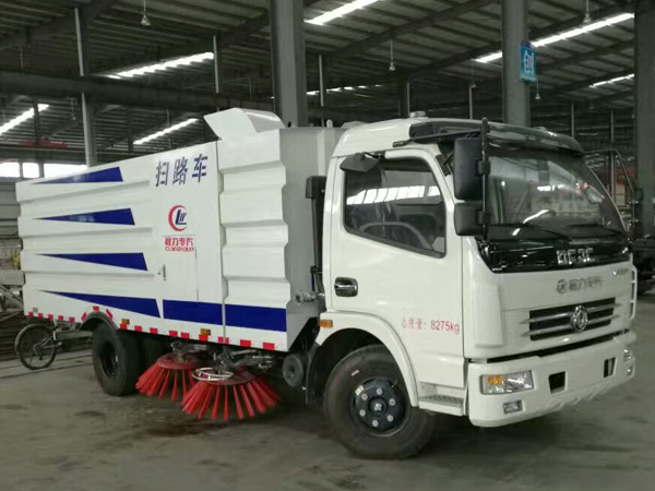 东风多利卡扫路车（7吨扫路车）